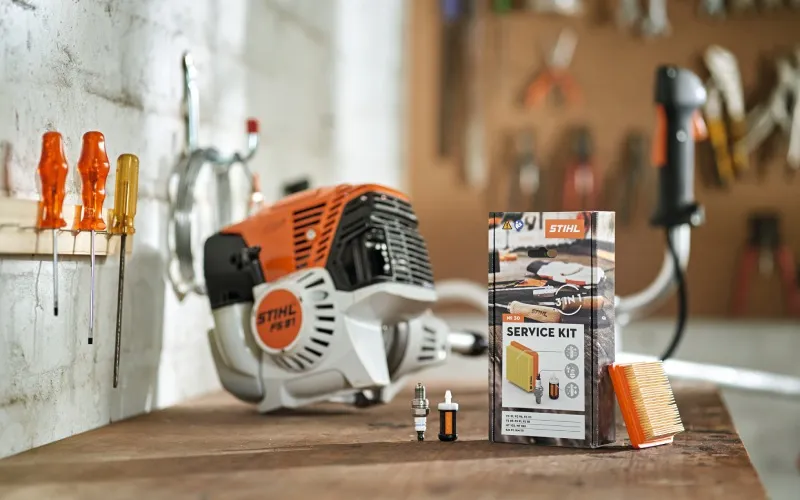 Service kit STIHL τοποθετημένο σε πάγκο εργασίας με εργαλεία – Κατηγορία Αξεσουάρ